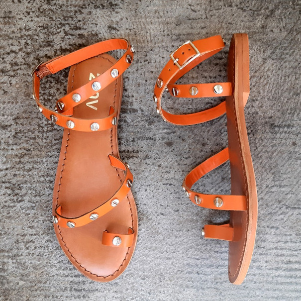 Sandalia naranja tachuelas