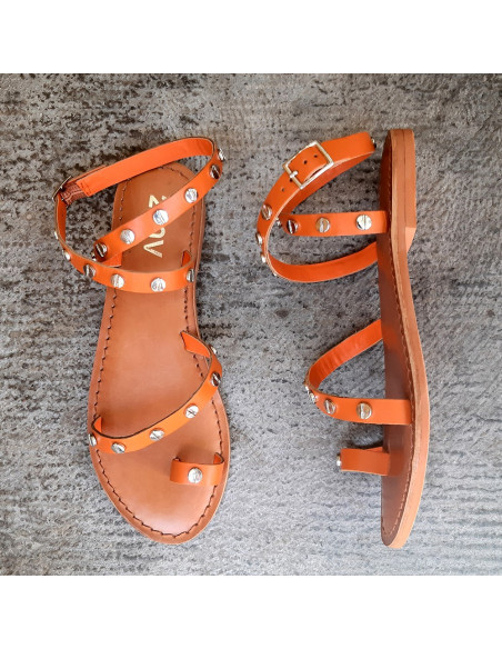 Sandalia naranja tachuelas