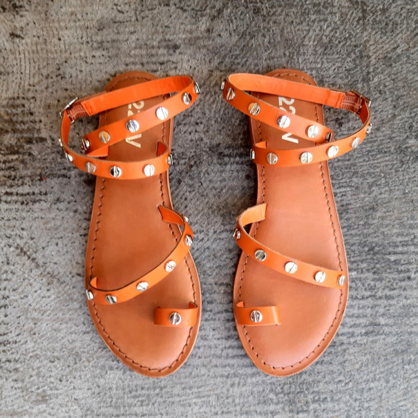 Sandalia naranja tachuelas