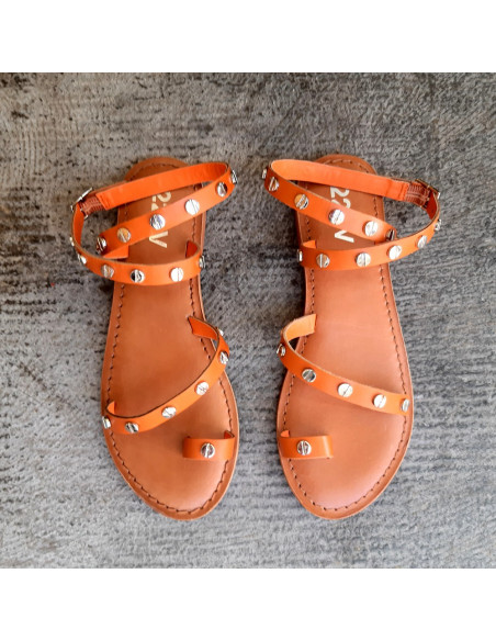 Sandalia naranja tachuelas