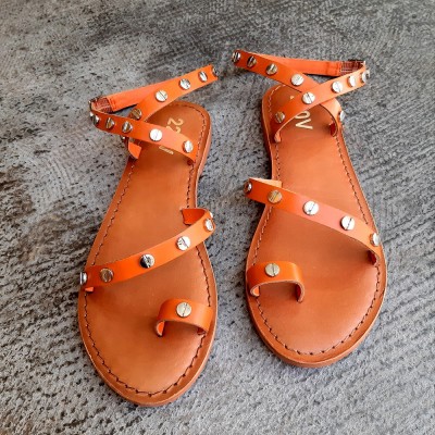Sandalia naranja tachuelas 2