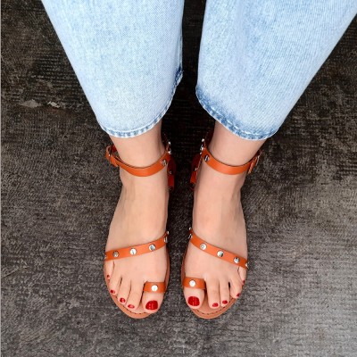 Sandalia naranja tachuelas